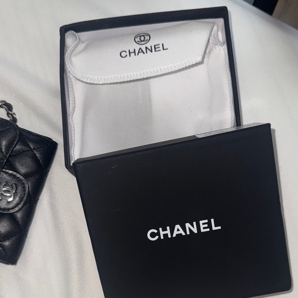 Channel leather wallet holder - Picture 2 of 2
